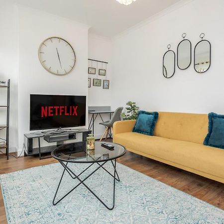 Entire Lovely Family Home With Parking, Wifi, Netflix, Self Check-In Londra Esterno foto